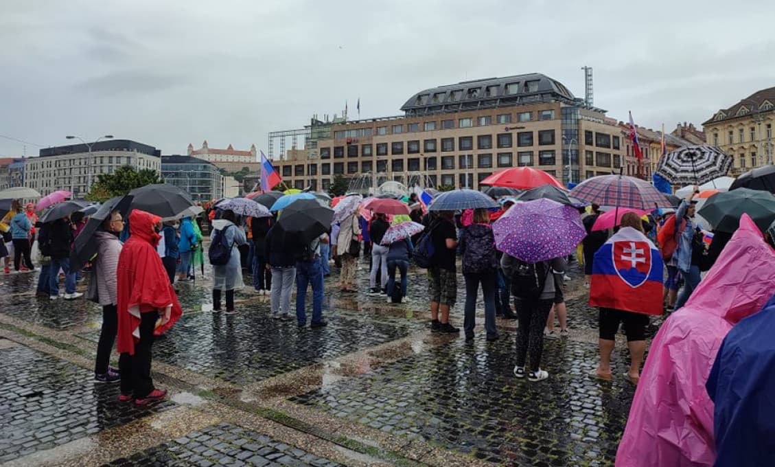 PROTEST: V hlavnom meste sa opäť protestuje. Župan Droba perlí, čo mu klávesnica stačí! (VIDEÁ)