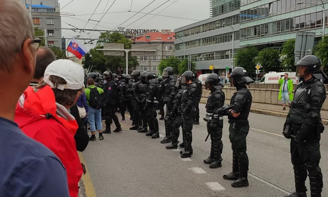 Na proteste zatiaľ vyhrávajú ťažkoodenci. Blokáda ulíc sa preto (zatiaľ) nekoná (VIDEÁ)