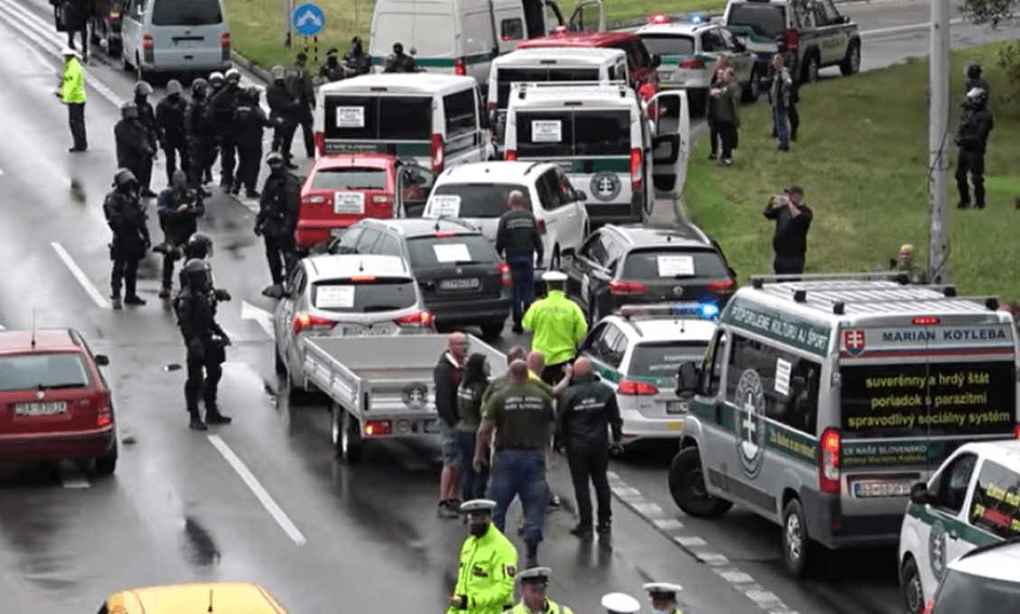 Protest v Bratislave má prvú „obeť“. Kotlebov brat Marek skončil v nemocnici aj na polícii! V akcii bol aj antikonfliktný tím (VIDEÁ)