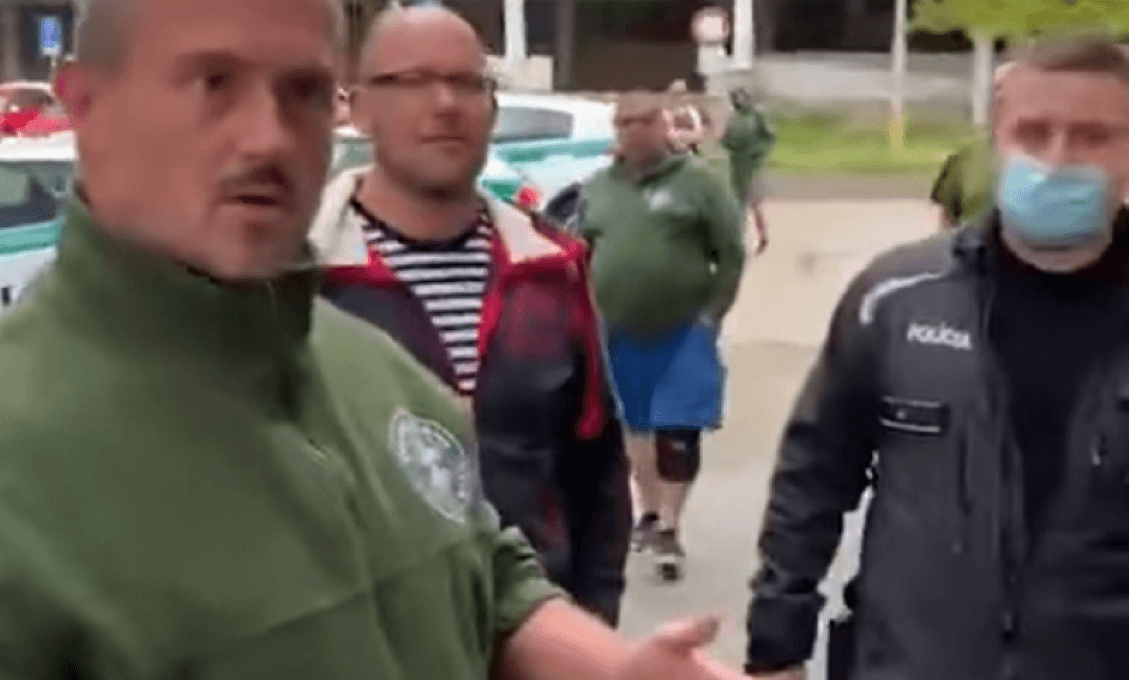 Skoro ako v rozprávke s názvom Ako Kotleba vyškolil policajtov. TOTO video vás dostane do kolien