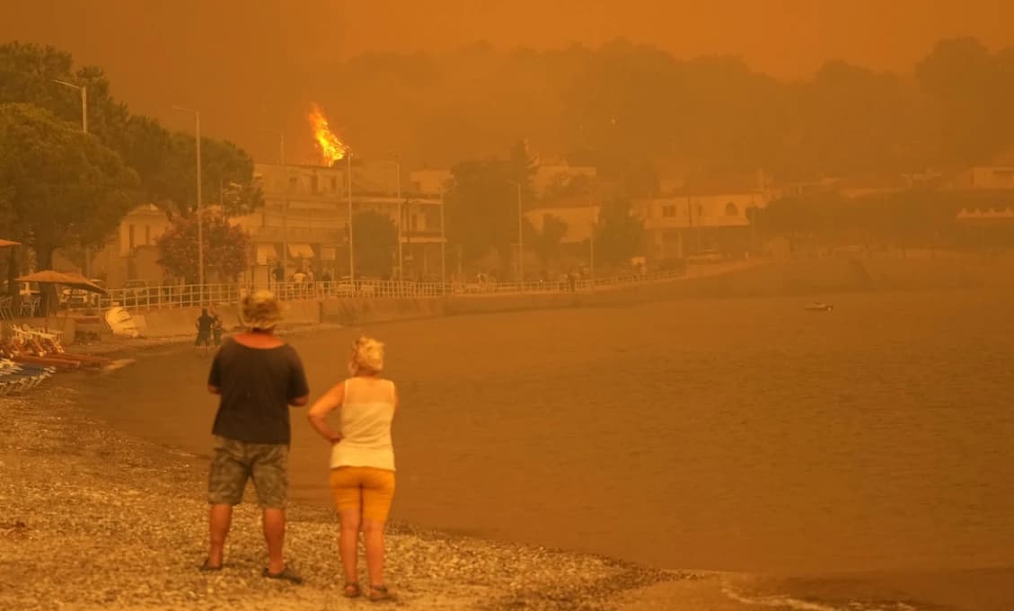 Gréckym hasičom sa nedarí zvládnuť požiar na ostrove Eubója