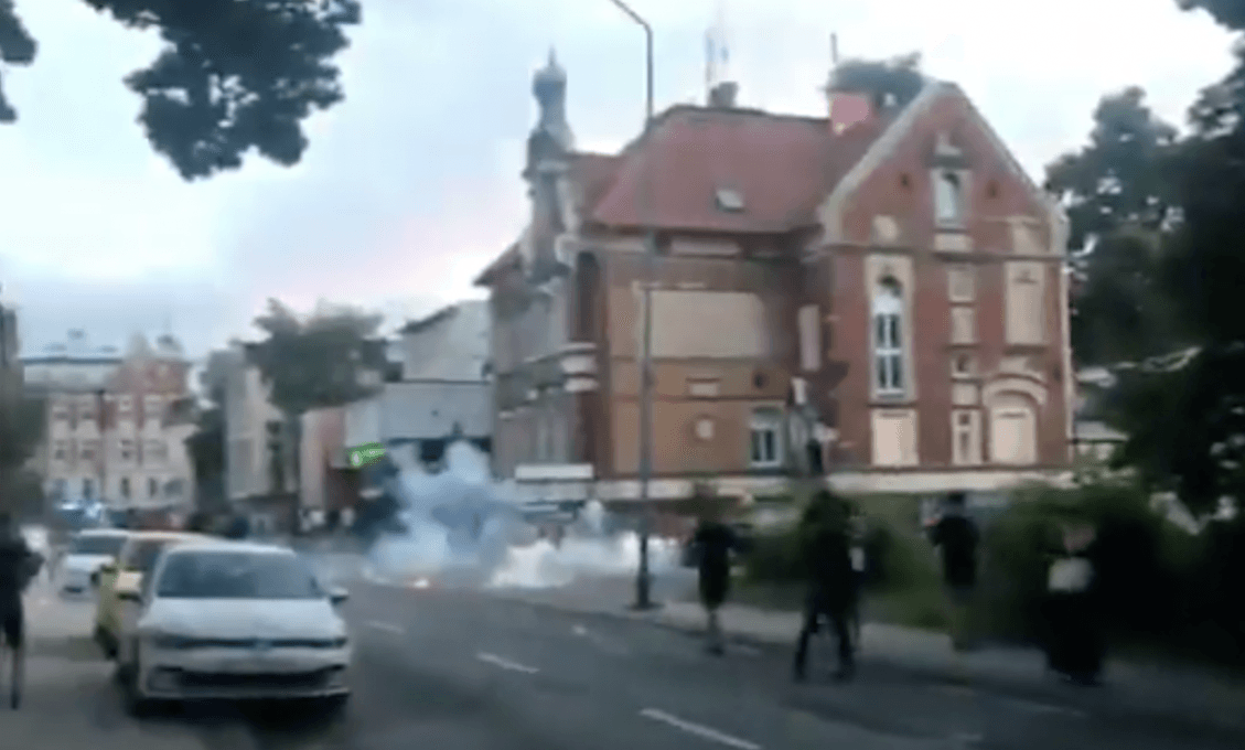 V Poľsku sa protestujúci sa dostali do zrážky s policajtmi po smrti zadržaného muža