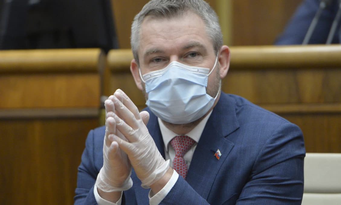 Pózer Pellegrini terčom výsmechu: "Národ teraz nepotrebuje plagátové fotky ženského idola" (FOTO)