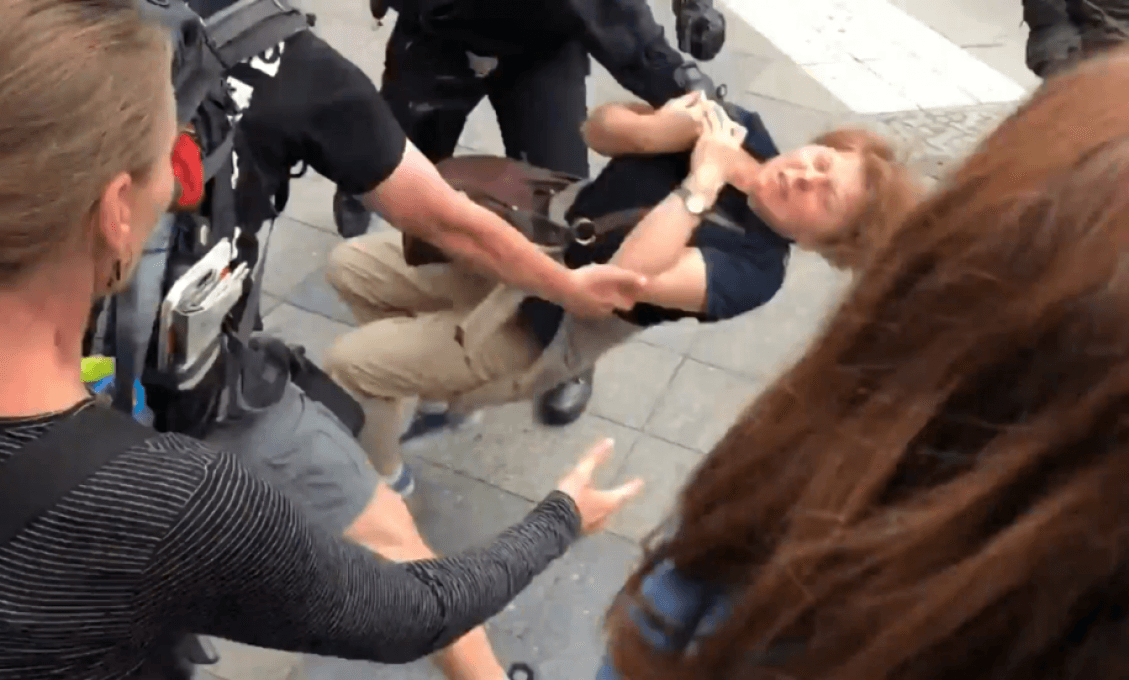Policajné násilie proti pokojným demonštrantom na základe klamstva úradnej moci