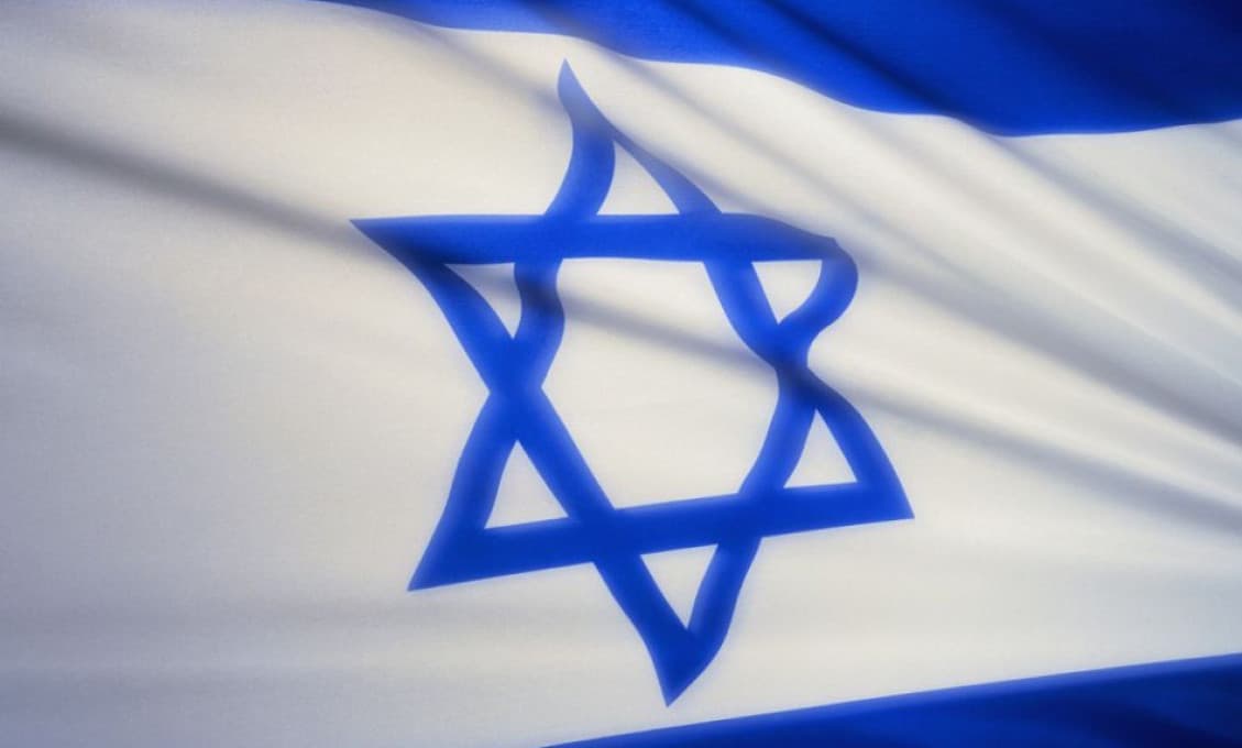Izrael začal treťou dávkou vakcíny proti covidu očkovať päťdesiatnikov
