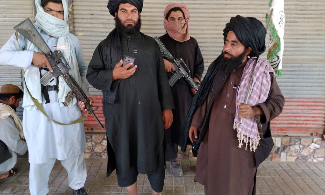 Taliban obsadil najväčšie mesto na severe Afganistanu a blíži sa ku Kábulu