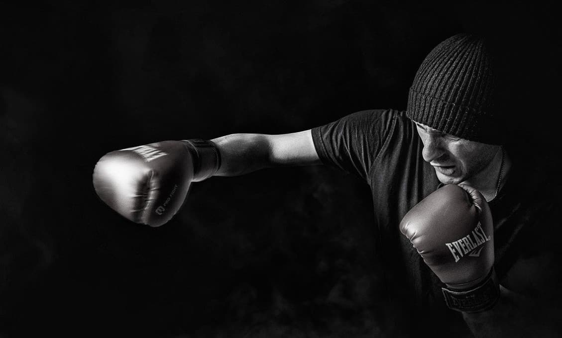 Vnuk Muhammada Aliho úspešne zvíťazil v debutovom profesionálnom boxerskom zápase