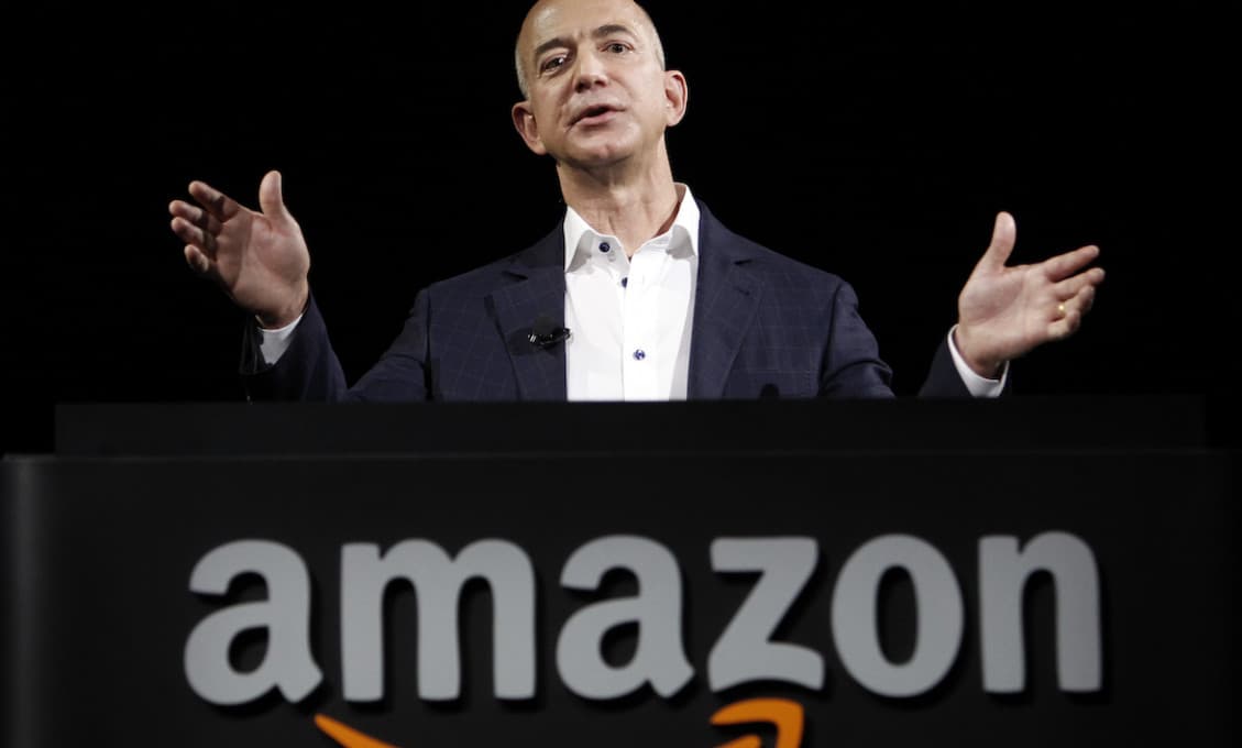 Bezos žaluje NASA pre kontrakt pridelený Muskovmu SpaceX