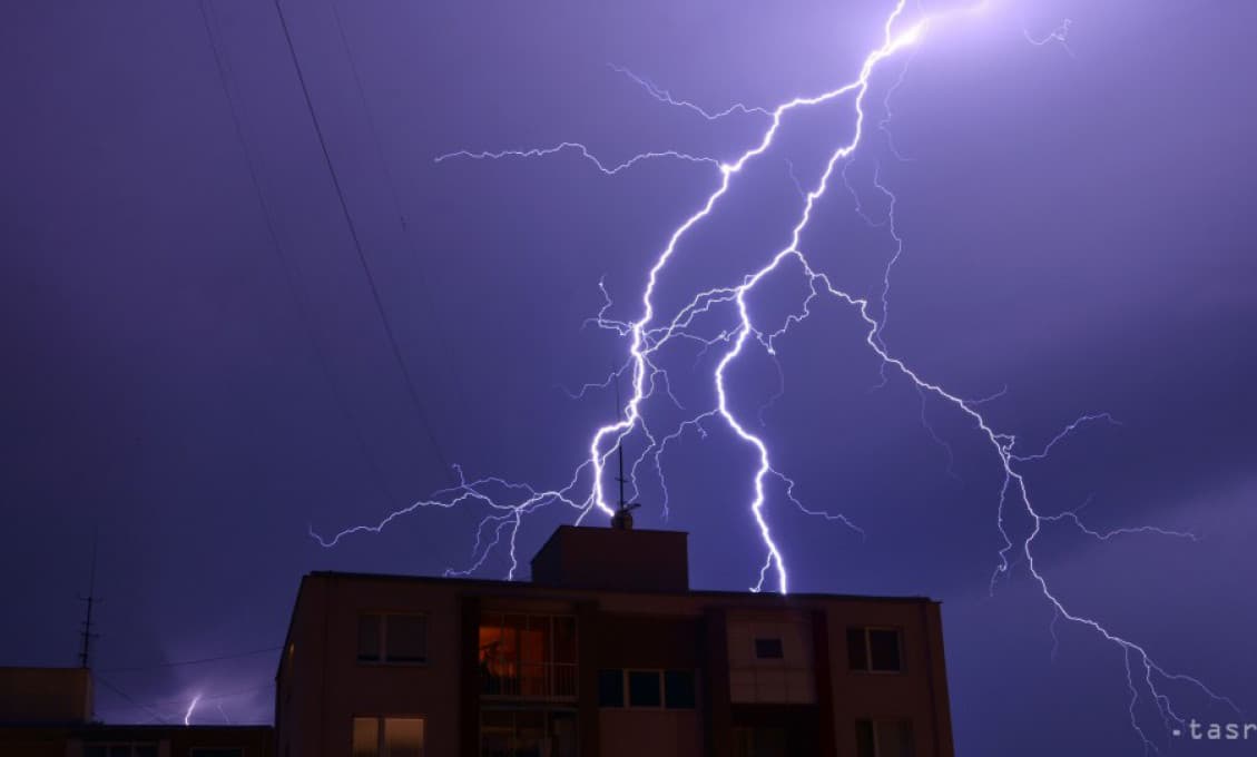 SHMÚ vydal výstrahu pred búrkami. Pozrite sa kde udrú