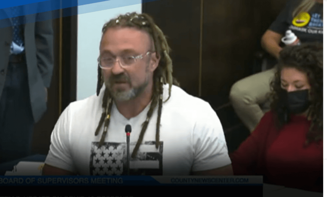 Louis Uridel: Nosenie rúšok, trčanie doma, zatvorené obchody a vakcína „nenakopnú“ imunitu (VIDEO)