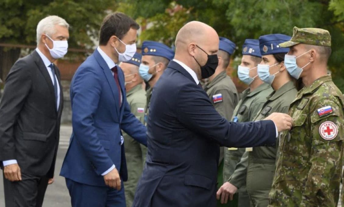 Prečo dostala vojenské vyznamenanie veľvyslankyňa USA na Slovensku? Pýta sa Viktorín