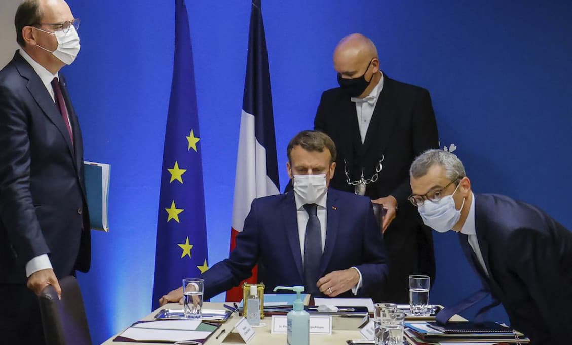 Pred povinným očkovaním zdravotníkov necúvneme, vyhráža sa francúzsky premiér