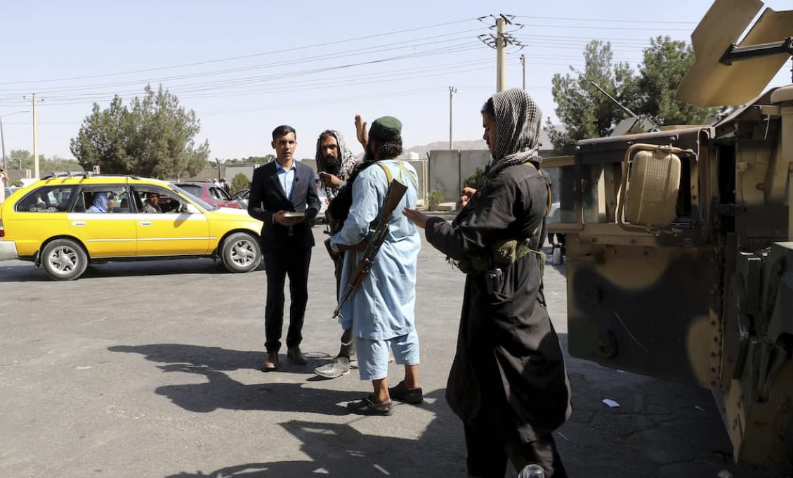 USA zabili pri letisku v Kábule samovražedného útočníka, informoval Taliban