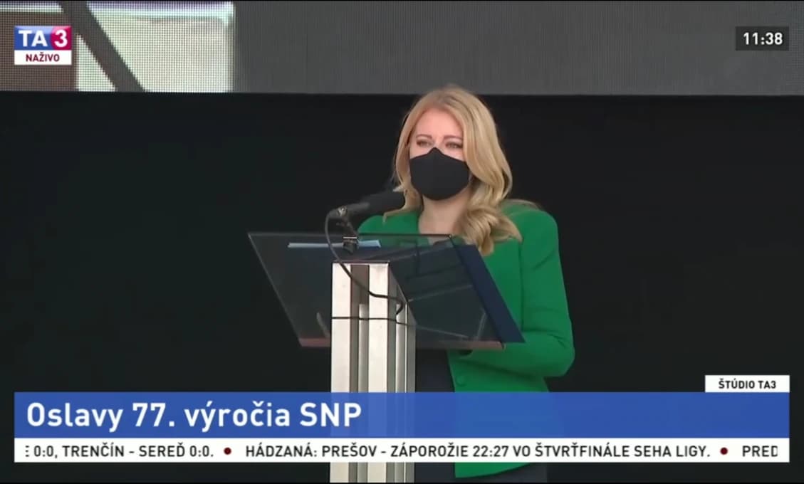 Zadýchanú Čaputovú v rúšku ľudia počas čítania prejavu hlasno vypískali