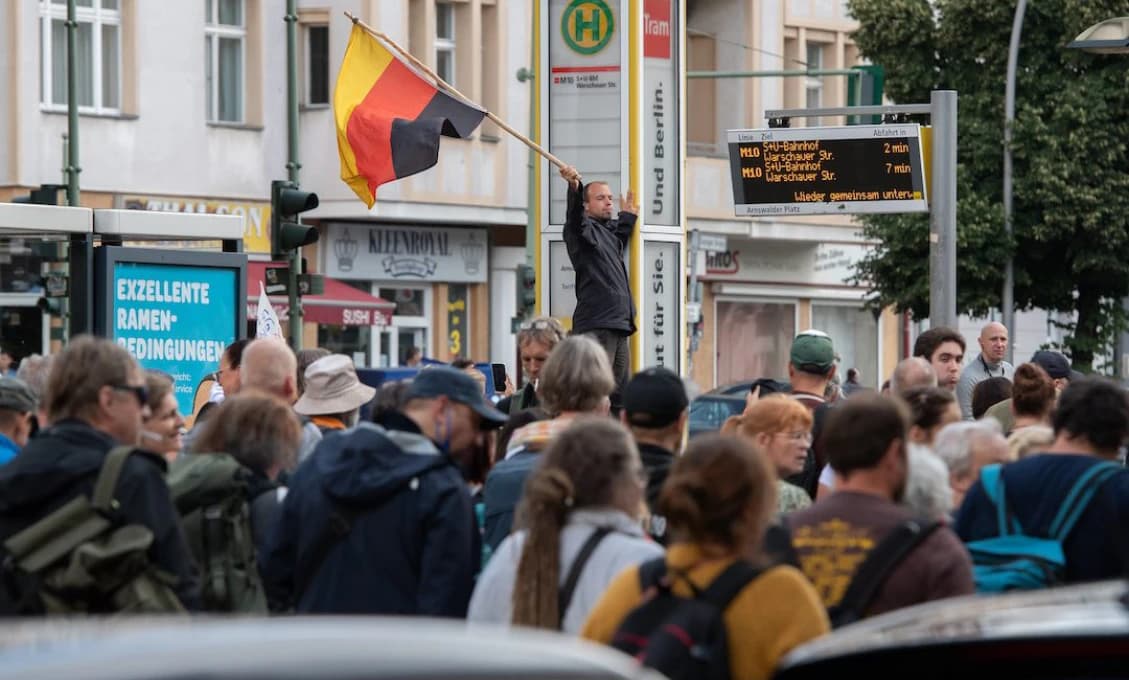 V Berlíne protestovali proti vládnym opatreniam tisíce ľudí