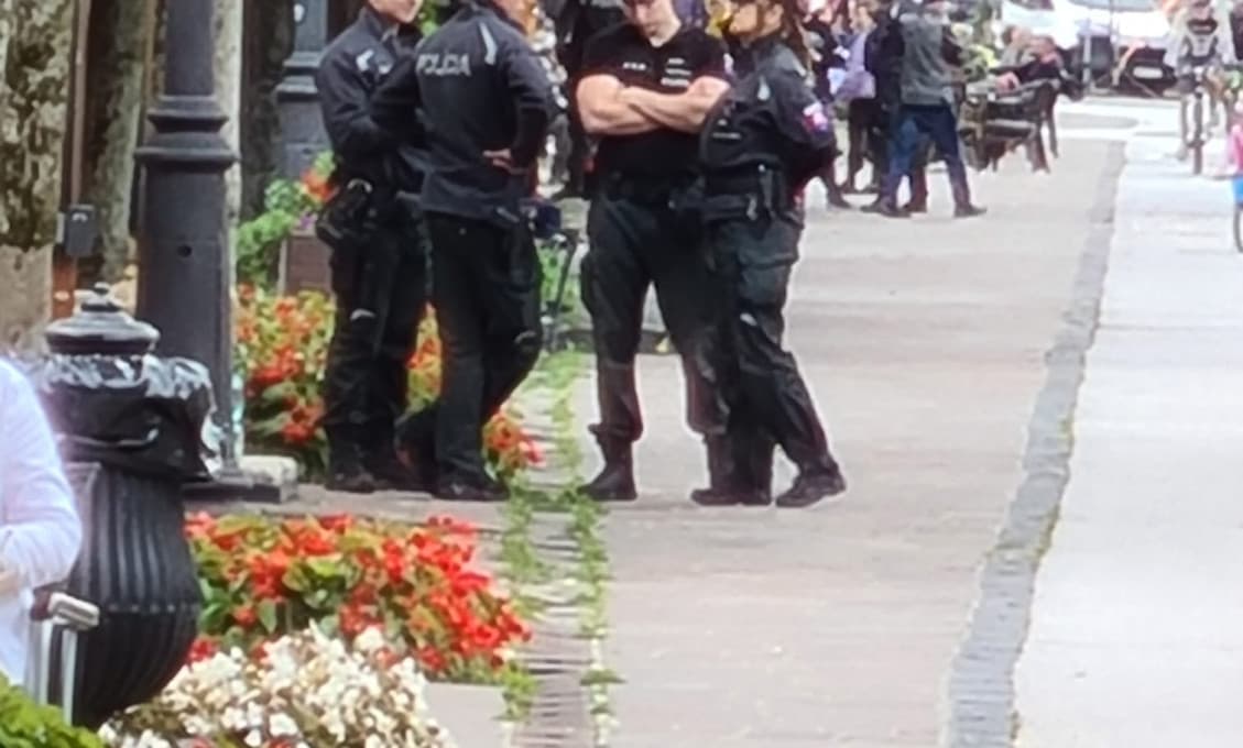 V Bratislave to už vrie, veľká mela pred parlamentom. Košice zatiaľ pokojné, ale policajti sú všade