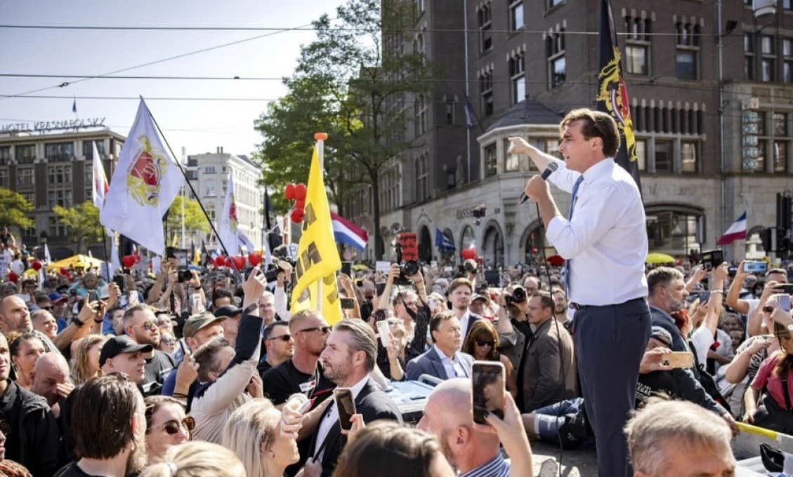 „Lekársky apartheid!“: Desaťtisíce ľudí pochodovalo v Amsterdame proti COVID pasom