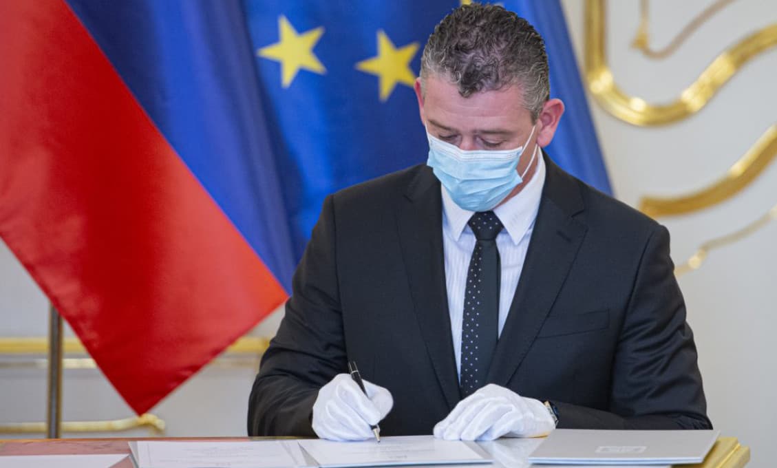 Aktualizované: Odvolávanie Mikulca presunuli na piatok, poslanci neboli uznášaniaschopní