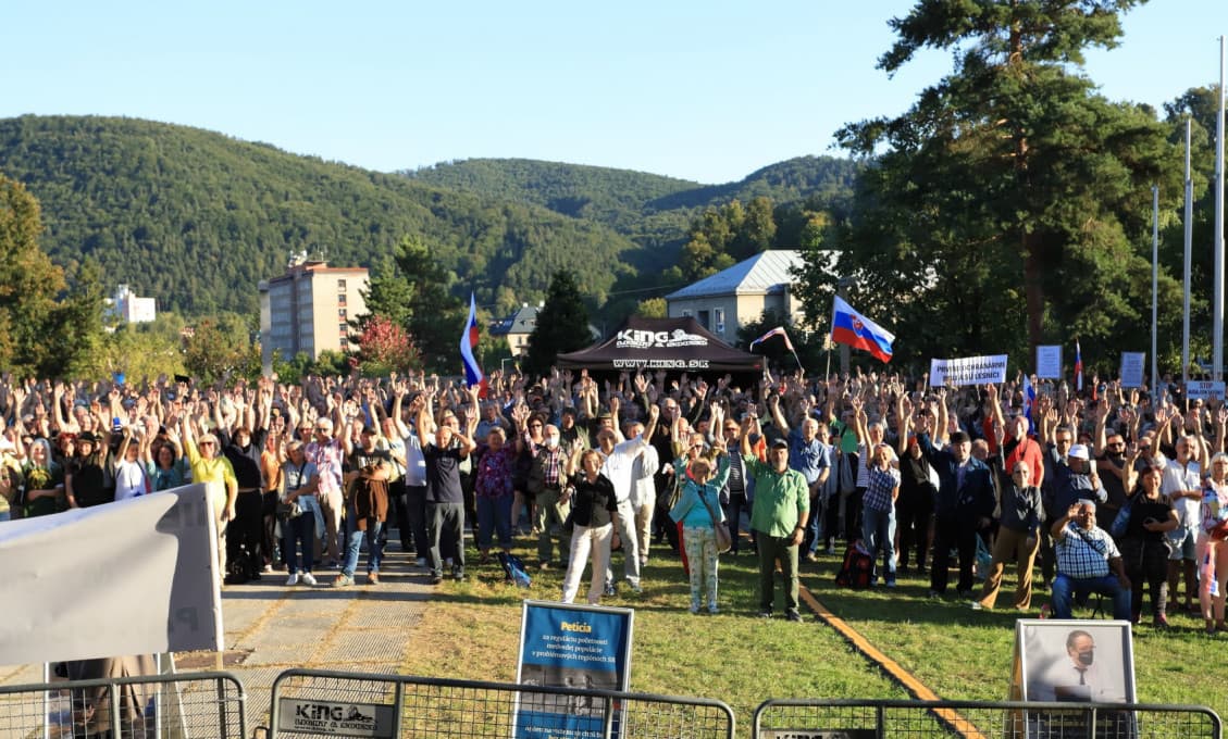 Protestujúci v Banskej Bystrici spísali Bystrickú rezolúciu a odkazujú: Nie sme špinavci, ani fašisti