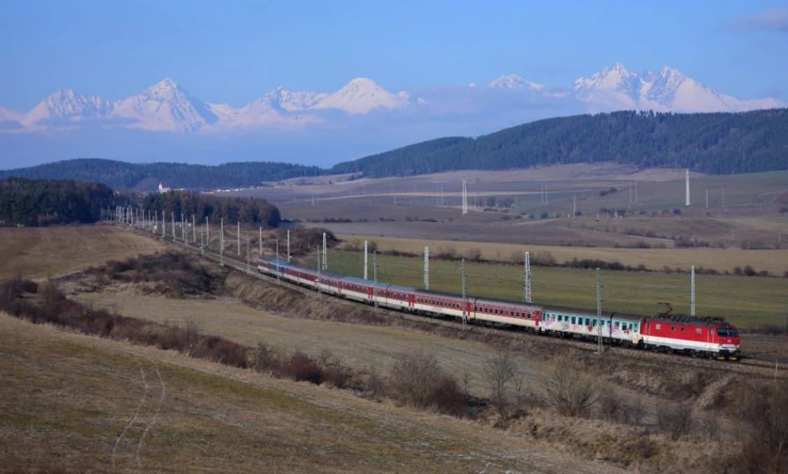 Rýchlik z Košíc do Bratislavy sa zrazil s nákladným autom, doprava je prerušená