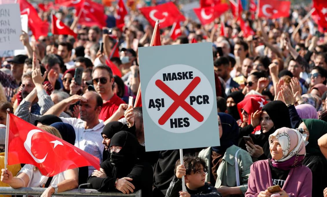 Tisíce ľudí protestovalo v Istanbule proti pandemickým opatreniam