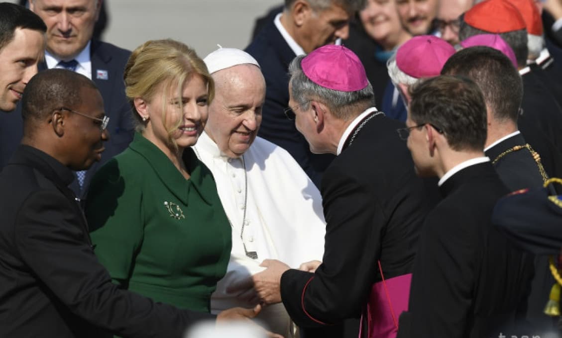 Murín žasne: Papaláši pri pápežovi BEZ rúšok a naše deti dlhé hodiny v triedach nezmyselne zarúškované