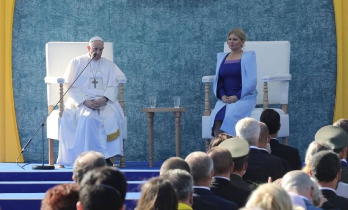 Chmelár kriticky: Pri návšteve pápeža prezidentka sa štylizuje do úlohy kráľovnej