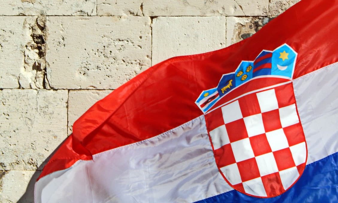 Brit podpálil chorvátsku vlajku, Chorváti ho poslali na mesiac do väzenia