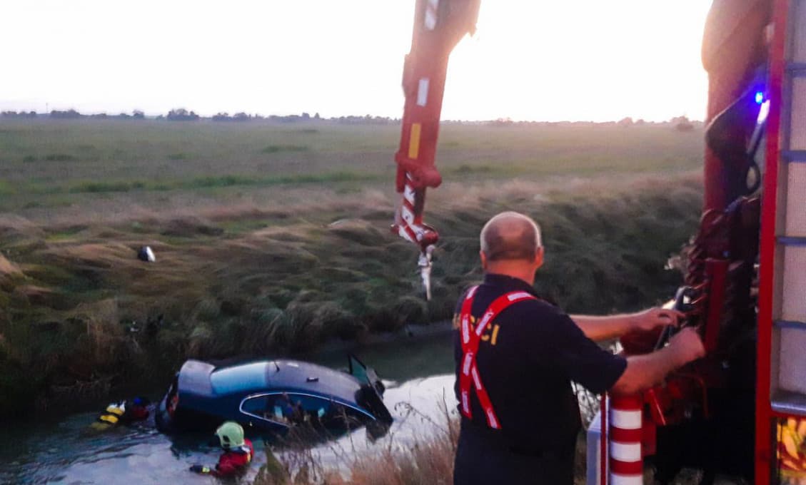 Hasiči vyťahovali auto zo závlahového kanála