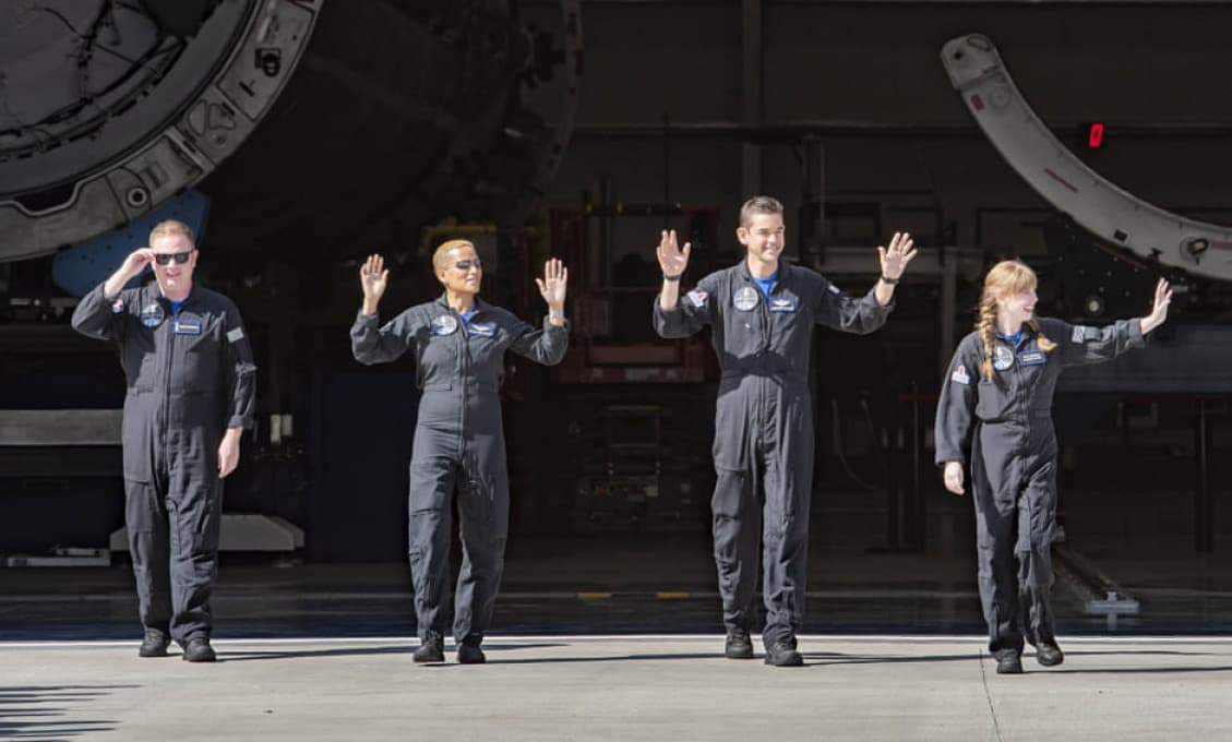 SpaceX vypúšťa na orbitu Zeme prvú posádku amatérskych astronautov na svete