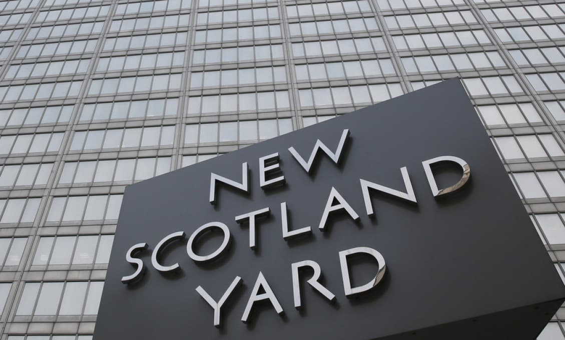 Britský policajt miesto teroristov sledoval špionážnymi kamerami holé ženy
