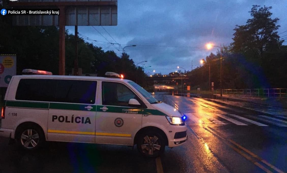V Bratislave na Gagarinovej ulici zaplavilo podjazd,úsek je neprejazdný