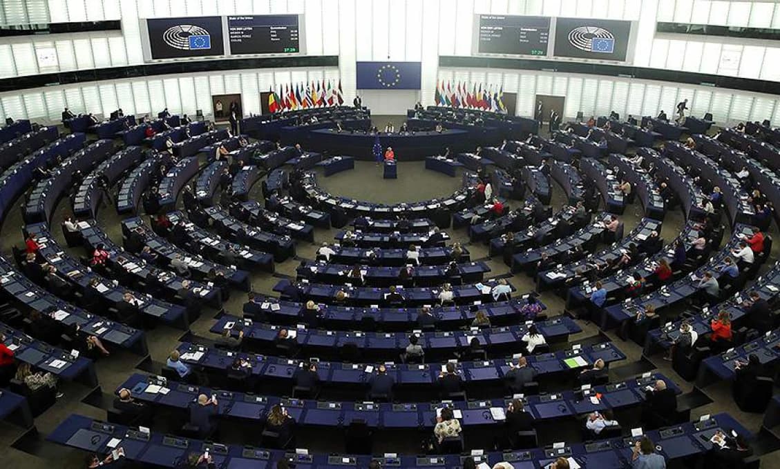 Európsky parlament schválil správu o sprísnení politiky voči Rusku