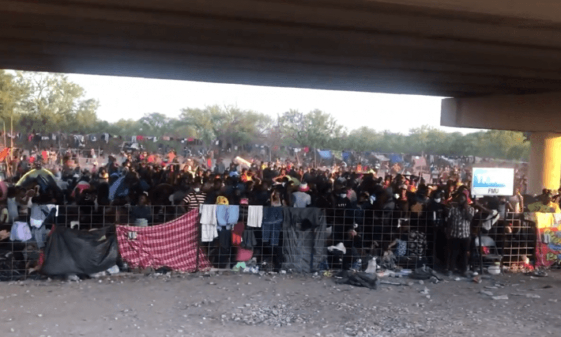 Tisíce migrantov z Haiti sa utáborili pod mostom na juhu Texasu