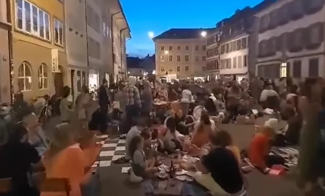 Protest: Na ulici už piknikujú aj Švajčiari. Slováci sú zrejme so všetkým spokojní (VIDEO)