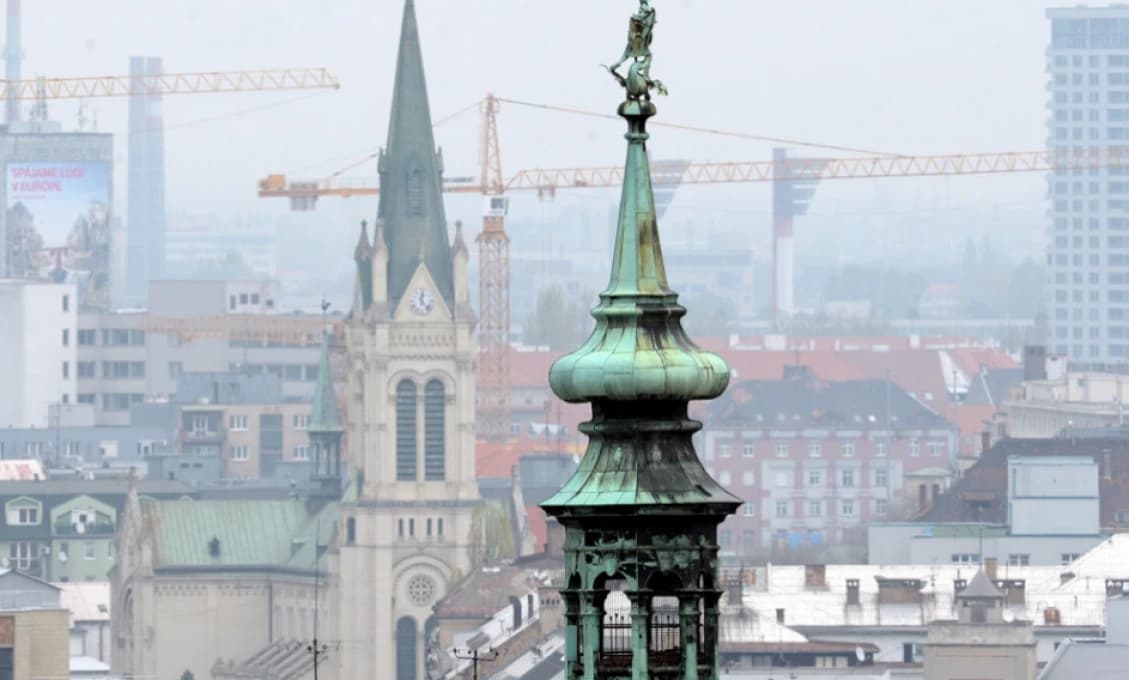 Z Michalskej veže v Bratislave snímu sochu sv. Michala Archanjela, čaká ju obnova