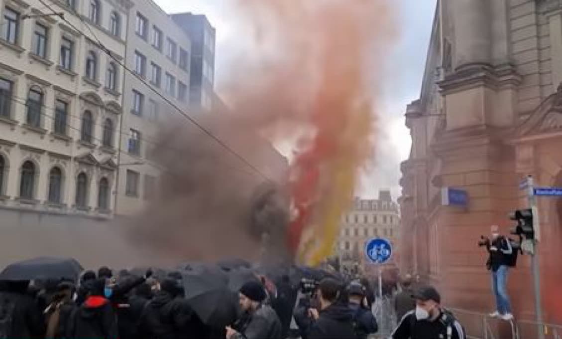 Brutalita v Nemecku: Pokojná demonštrácia skončila horiacimi barikádami (VIDEO )