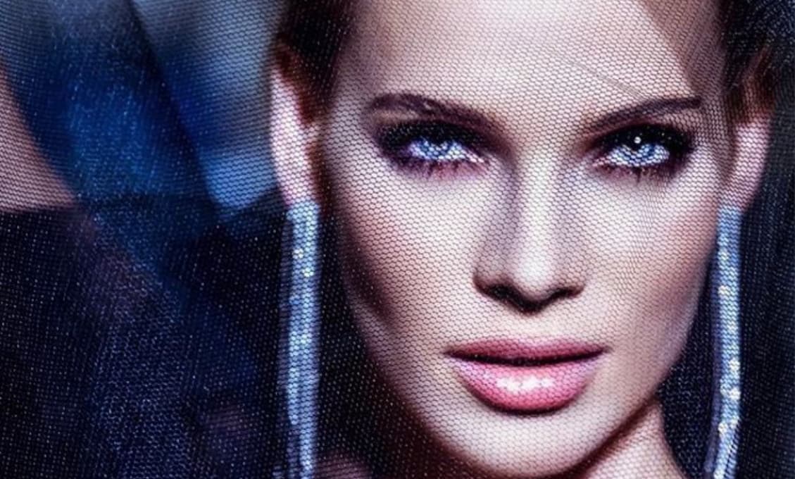 Andrea Verešová už nevie čo od dobroty: Jej pozadie zakrýval len tenučký prúžok (FOTO)