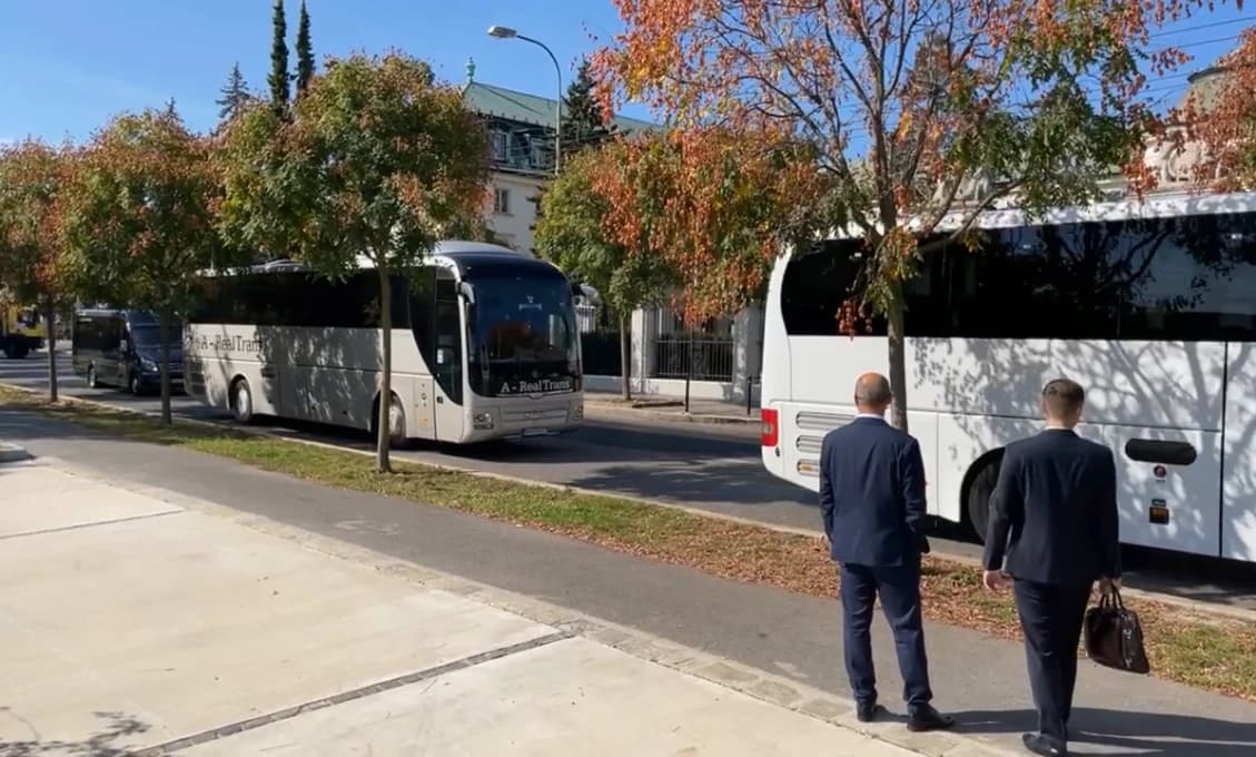 MIMORIADNÁ SPRÁVA: Viacero autobusov zablokovalo cestu pred Úradom vlády SR (aktualizované VIDEÁ)