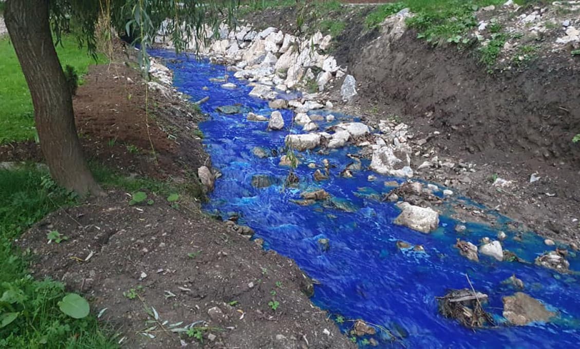 Neznáma látka sfarbila úsek potoka na modro. Modrý prameň z Kameňáku?