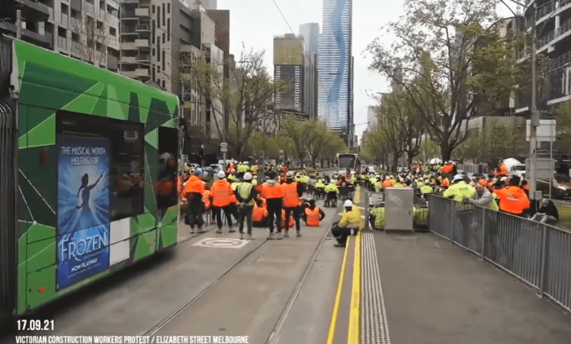 Takto na nich! Austrálski robotníci si na protest proti očkovaniu spravili obed uprostred rušnej ulice (VIDEO)