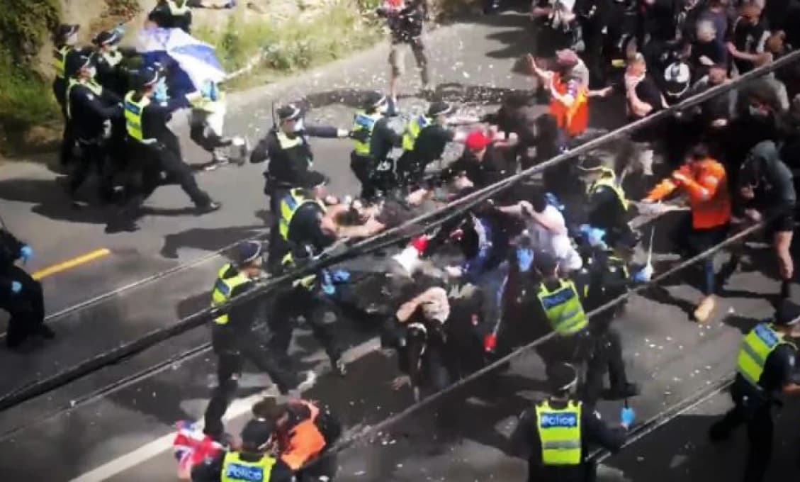 Austrálčania už majú plné zuby lockdownu: Demonštranti v Melbourne zaútočili na policajtov ! (VIDEO)