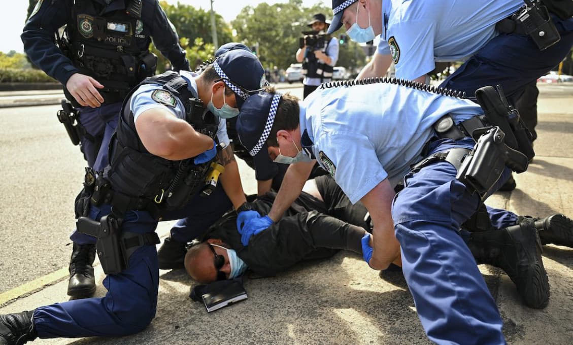 Austrália vytvorila nový svetový rekord v najdlhšom lockdowne. Ľudia protestujú každý deň