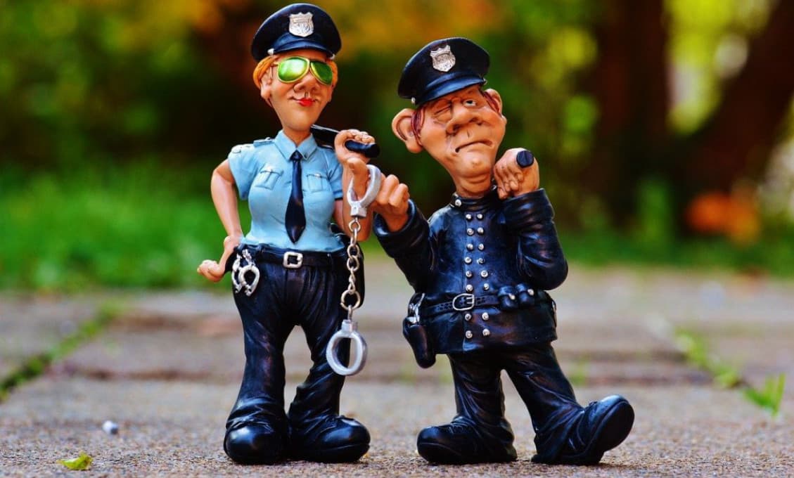 Britskí policajti sa radšej venovali sexu v aute, ako by riešili vlámanie