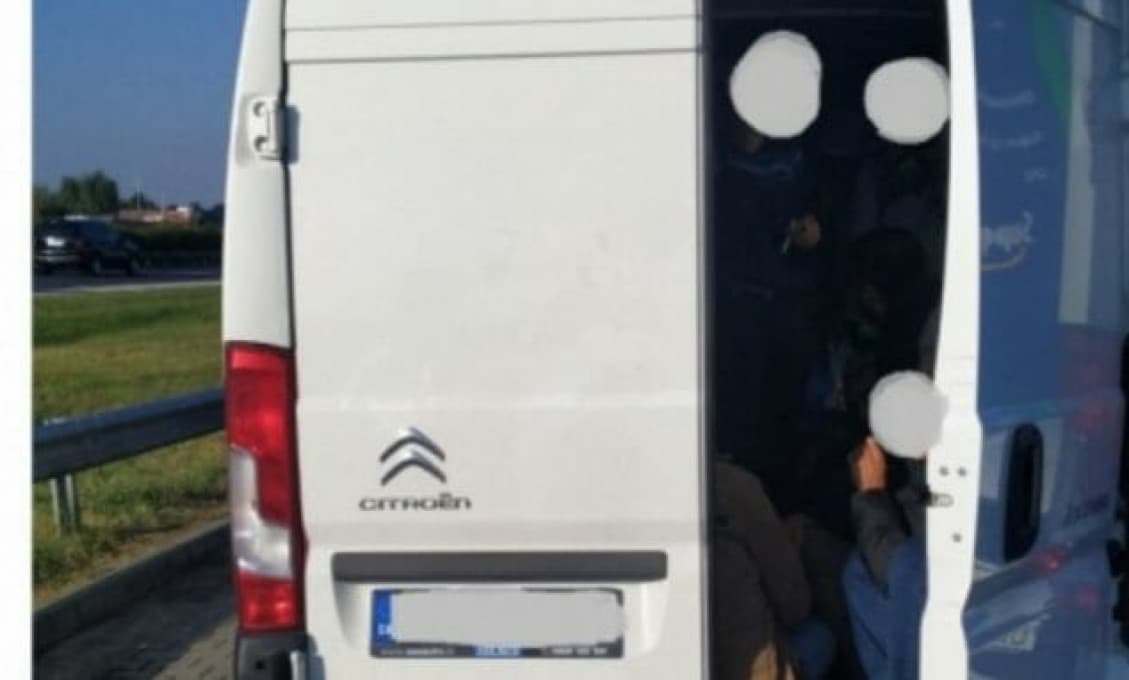 Slovák prevážal cez Maďarsko 23 utečencov! Hrozí mu 5 rokov za obchodovanie s ľuďmi
