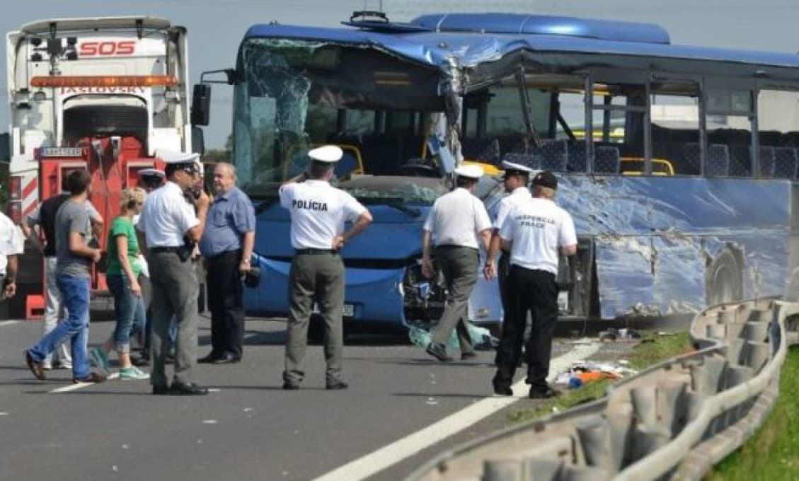 Nehoda autobusu v Rakúsku si vyžiadala takmer 30 zranených