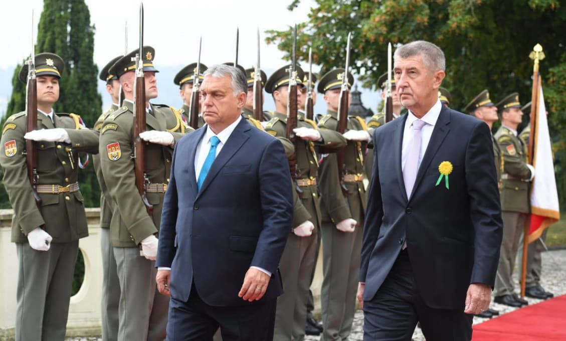 Stretnutie Babiša s Orbánom zatienili demonštranti a zákaz vstupu novinárom