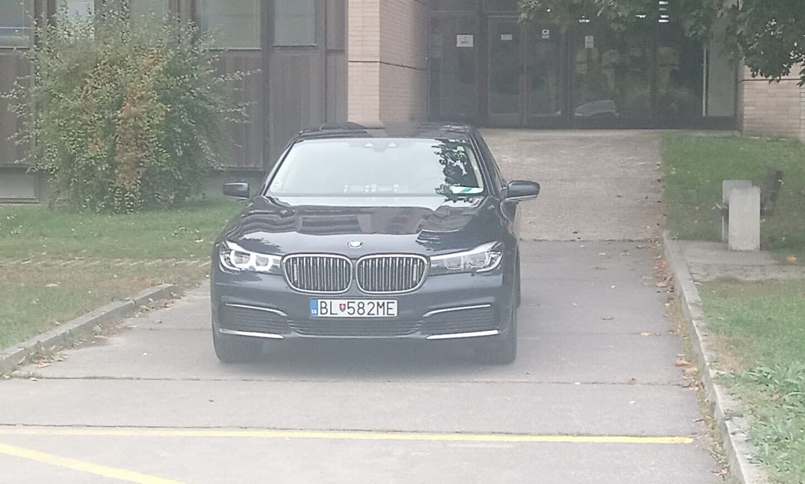 Grendel a jeho papalášske maniere. S limuzínou a majákmi viezol synáčika na vyšetrenie