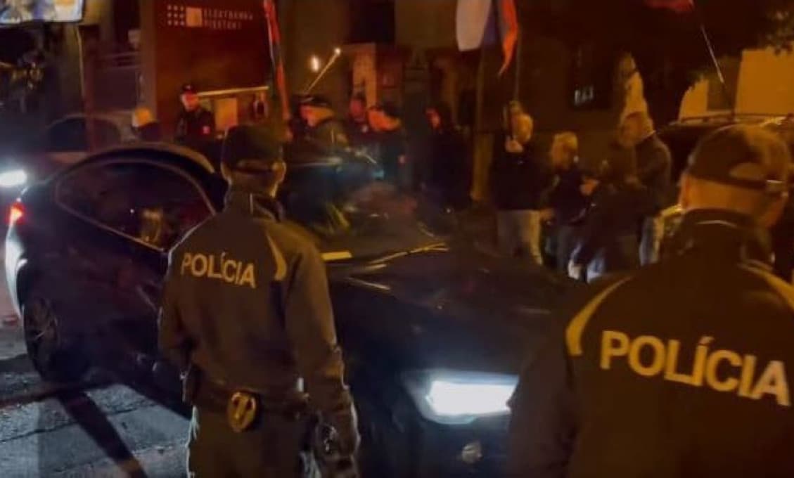 Rozzúrený dav hádzal po Lengvarskom vajíčka (VIDEO)
