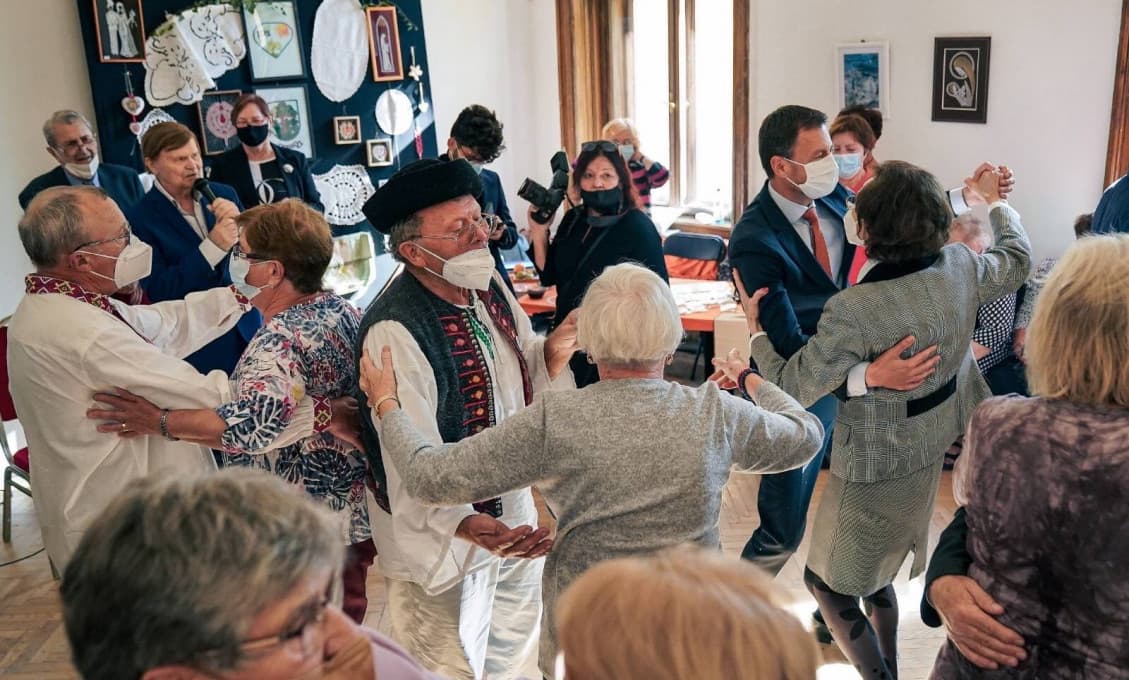 Je tu október a vláda si zrazu spomenula, že tu žijú seniori, Heger si s nimi zatancoval